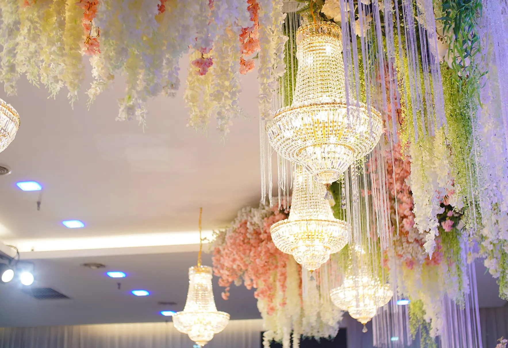 Candelier kristal dan bunga gantung di dewan Bizmilla