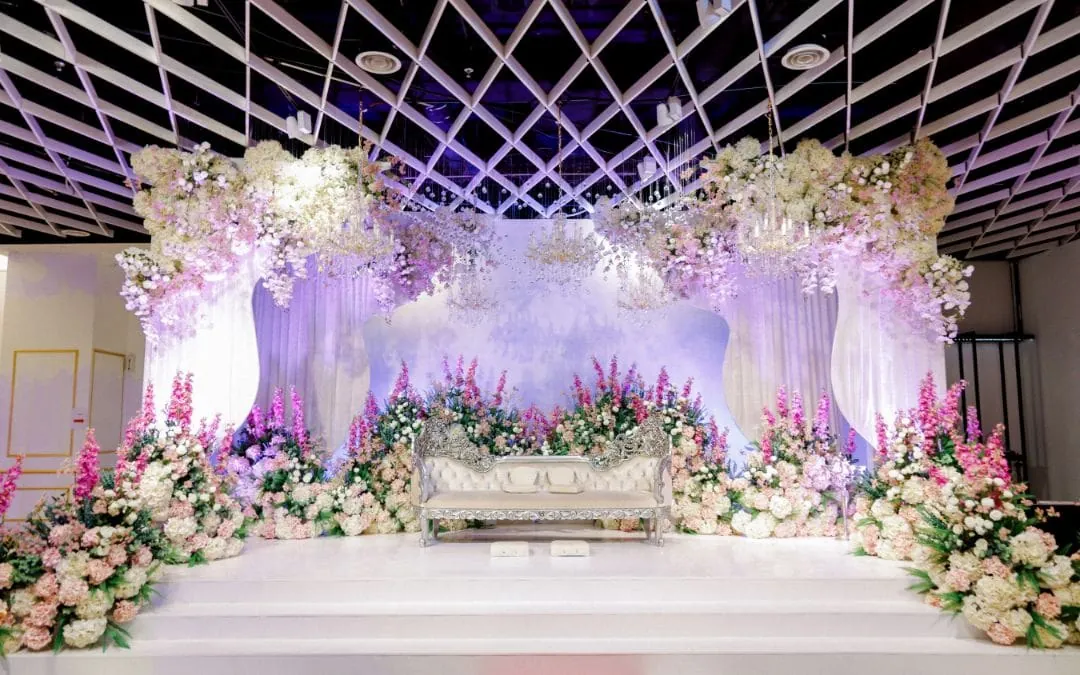 Pentas pelamin lilac dengan siling kekisi dan bunga ungu