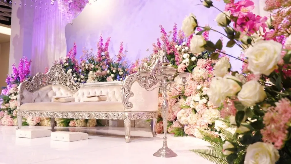 Pelamin bunga merah jambu dan ungu di Royal Ballroom