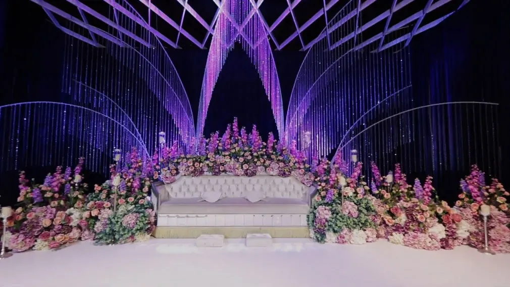 Pelamin putih dengan hiasan bunga ungu