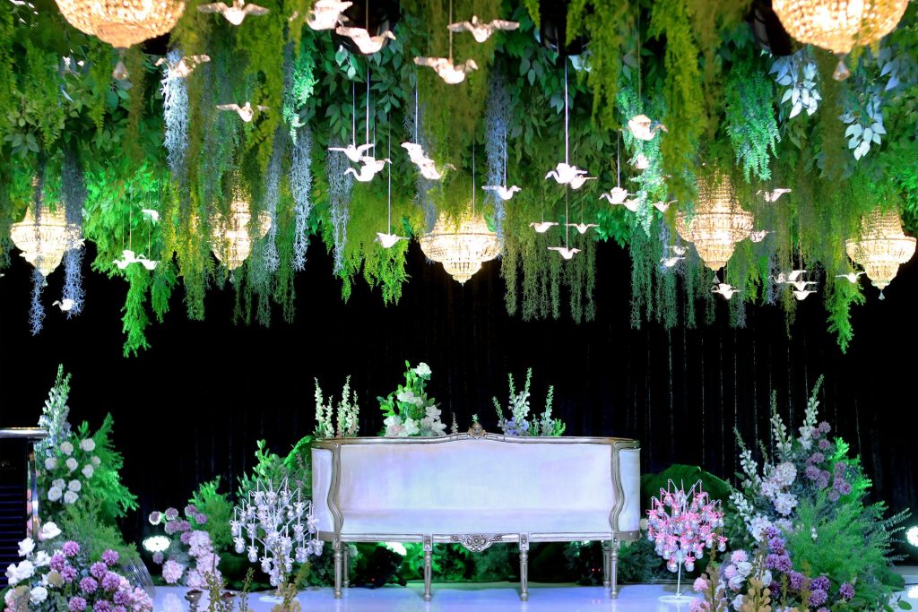 Pelamin berhias bunga lavender dan tumbuhan hijau tergantung di Bizmilla Ariz Hall Putrajaya