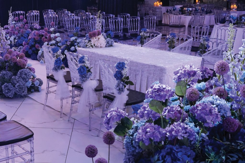 Meja panjang tetamu dengan gubahan hydrangea biru dan ungu di Event Hall Putrajaya
