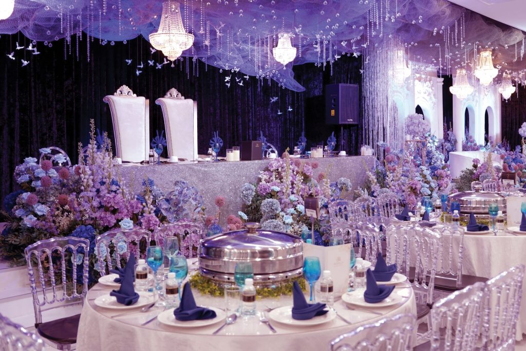 Meja tetamu dan hidangan buffet dengan meja pengantin di belakang, Event Hall Putrajaya