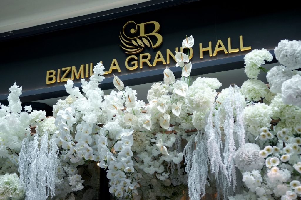 Pintu masuk Bizmilla Grand Hall Putrajaya dihiasi bunga putih