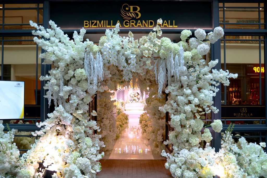 Gerbang bunga putih di pintu masuk Bizmilla Grand Hall Putrajaya
